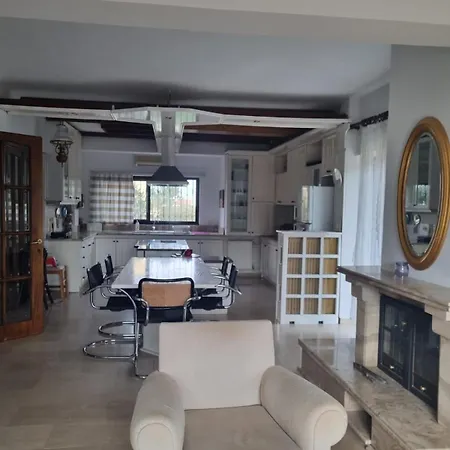 Vilă In Trilofos-close To The